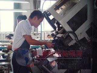 桐鄉(xiāng)市制鞋企業(yè)考察百麗、達(dá)芙妮生產(chǎn)工廠-世界服裝鞋帽網(wǎng)-行業(yè)門(mén)戶.全國(guó)十佳電子商業(yè)行業(yè)門(mén)戶網(wǎng)站